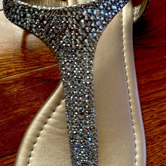 Size 9 Bandolino sandals - Picture 3 of 5